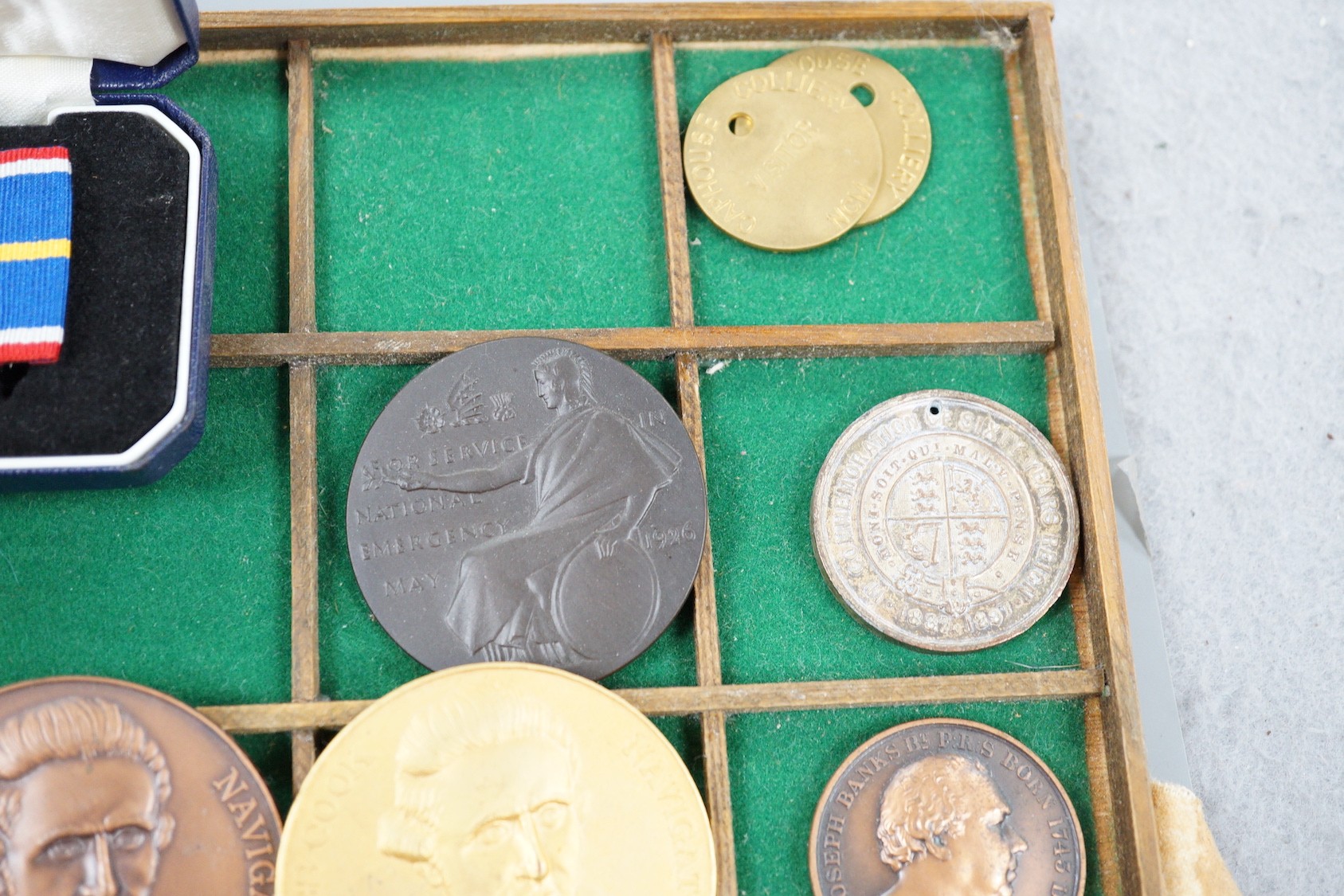 British, French, Australian commemorative medals and badges, to include Nelson, Admiral Vernon, Napoleon, Credit Lyonnaise, French Republic 5 sols 1792, Australia’s 150th anniversary celebrations 1938, Primrose League et